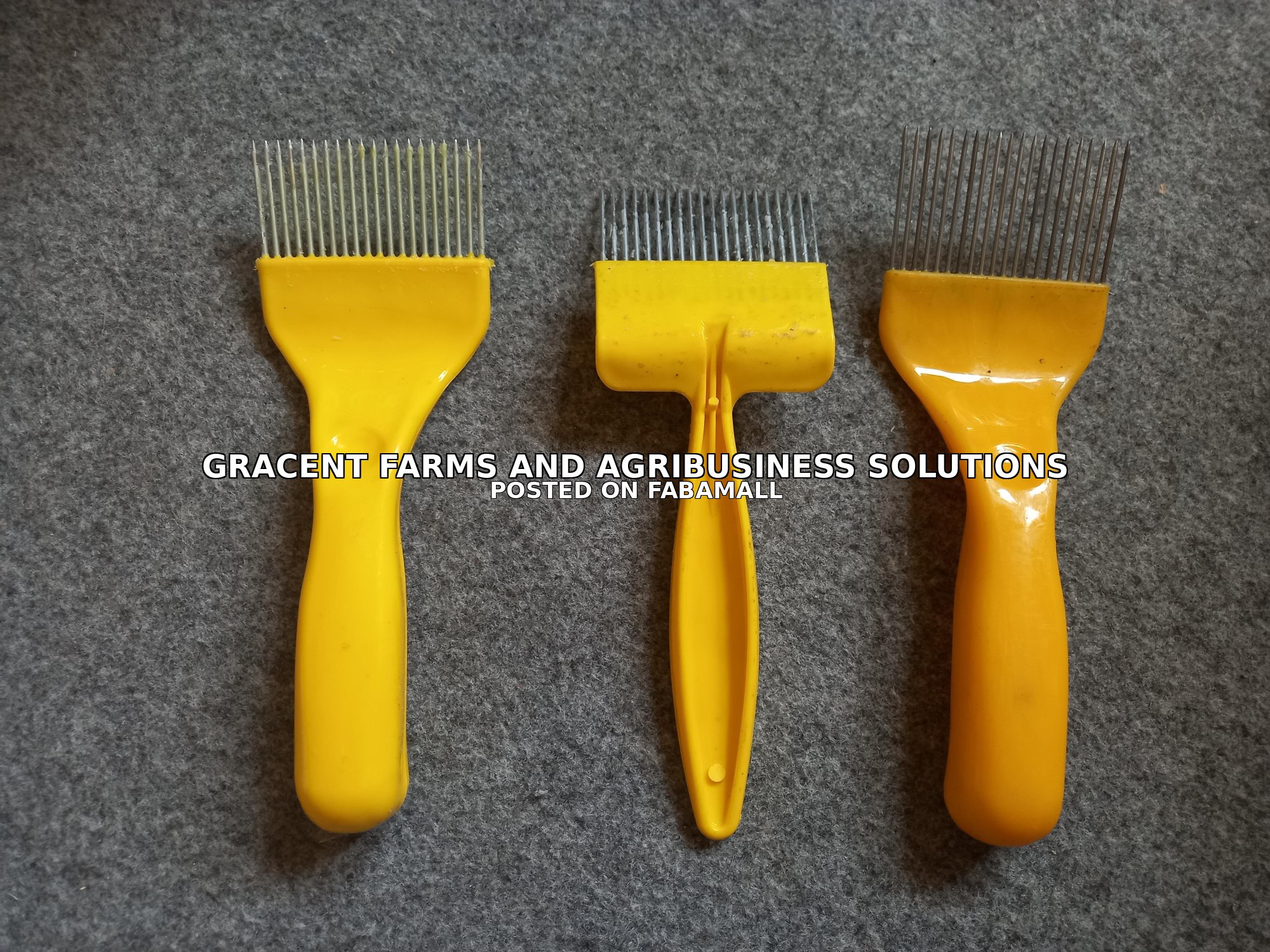 Honeycomb uncapping brush in Ghana — 2