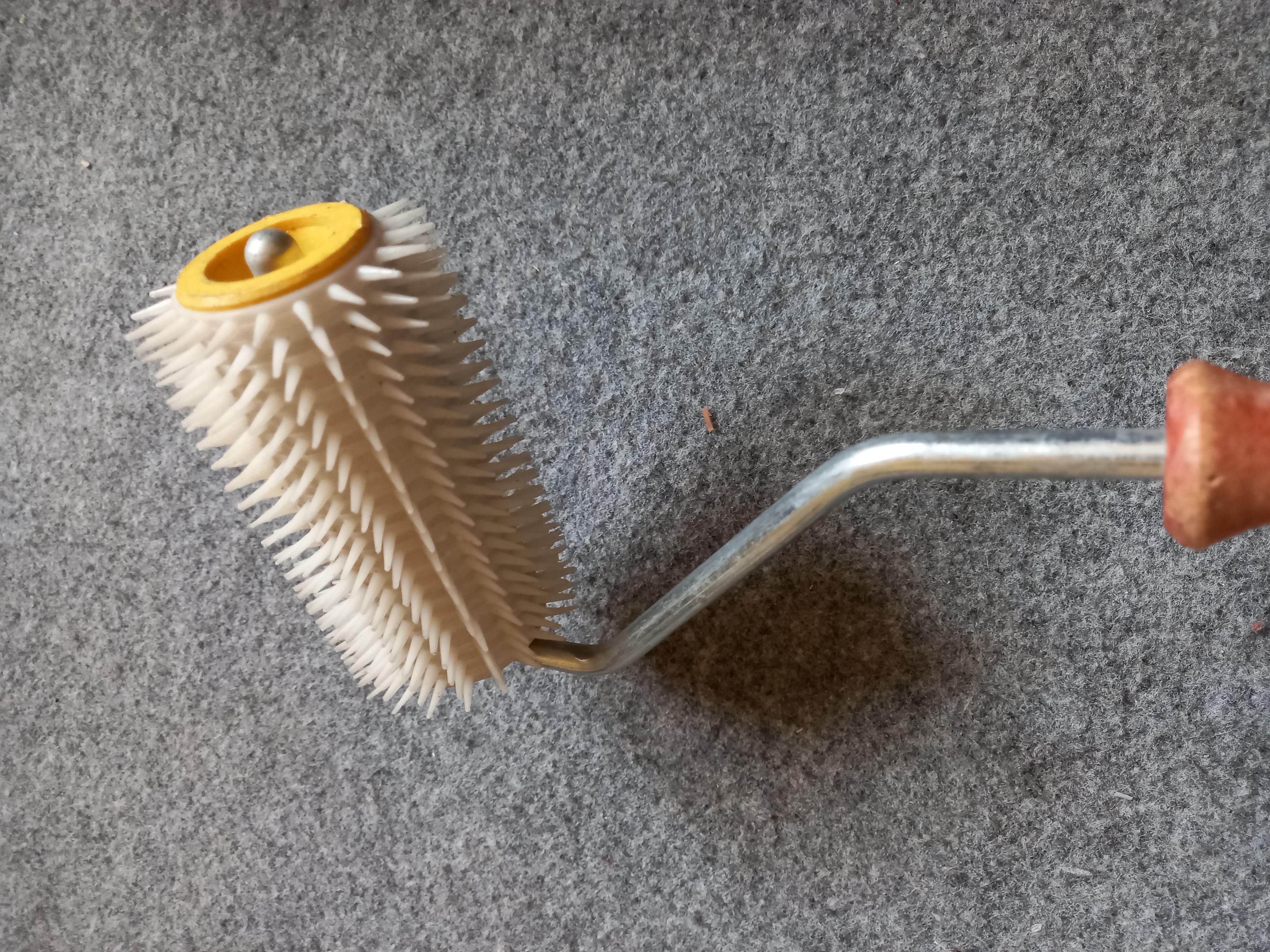 Honeycomb uncapping roller image