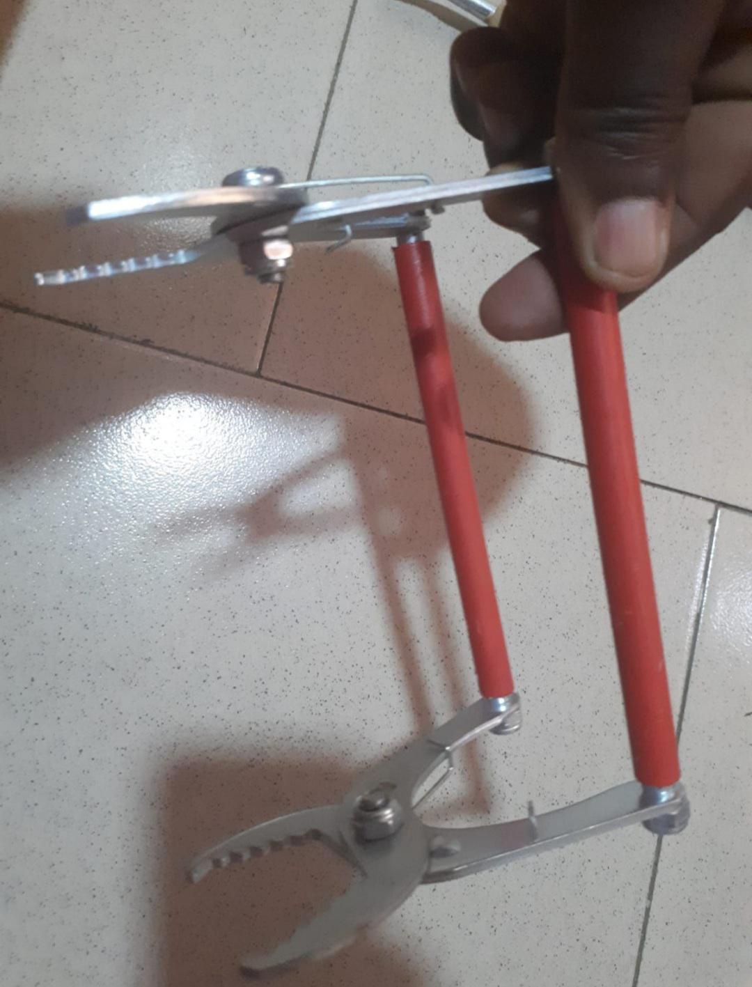 One-hand bee hive frame lifter image