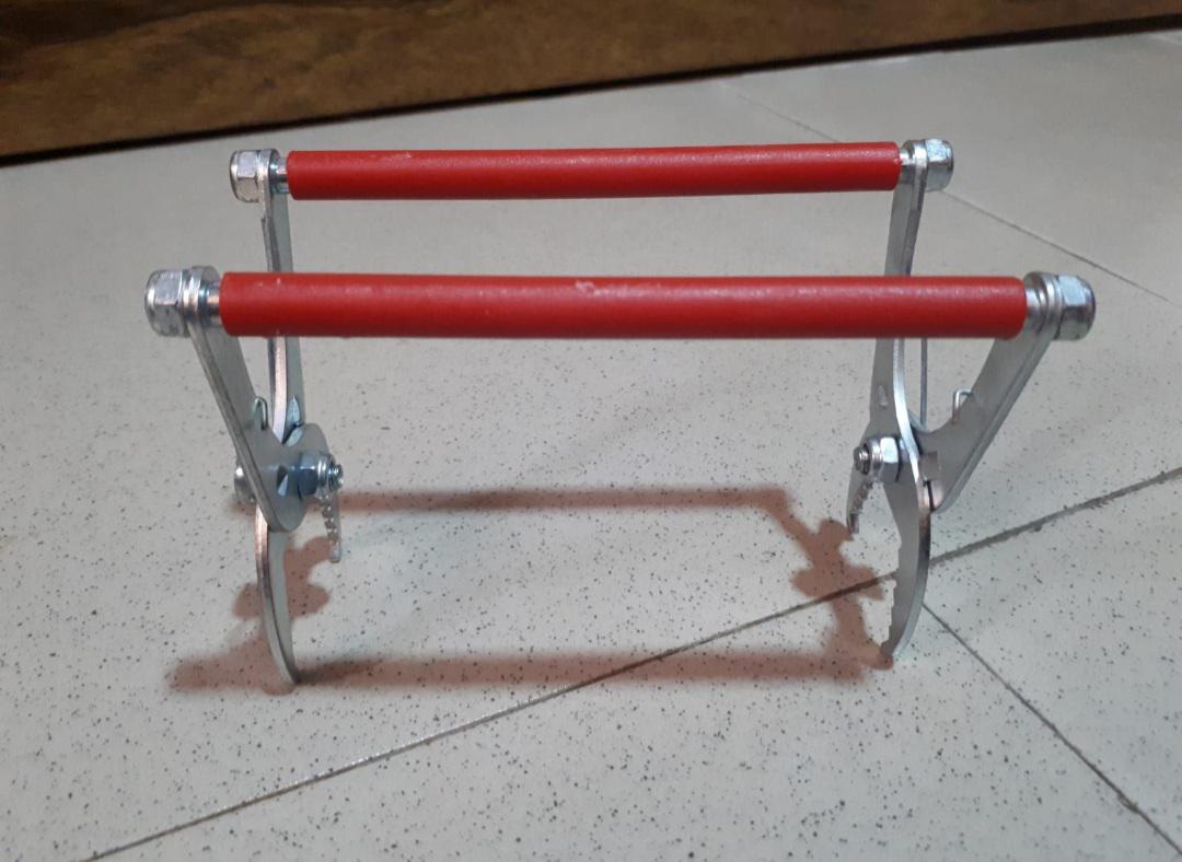 One-hand bee hive frame lifter