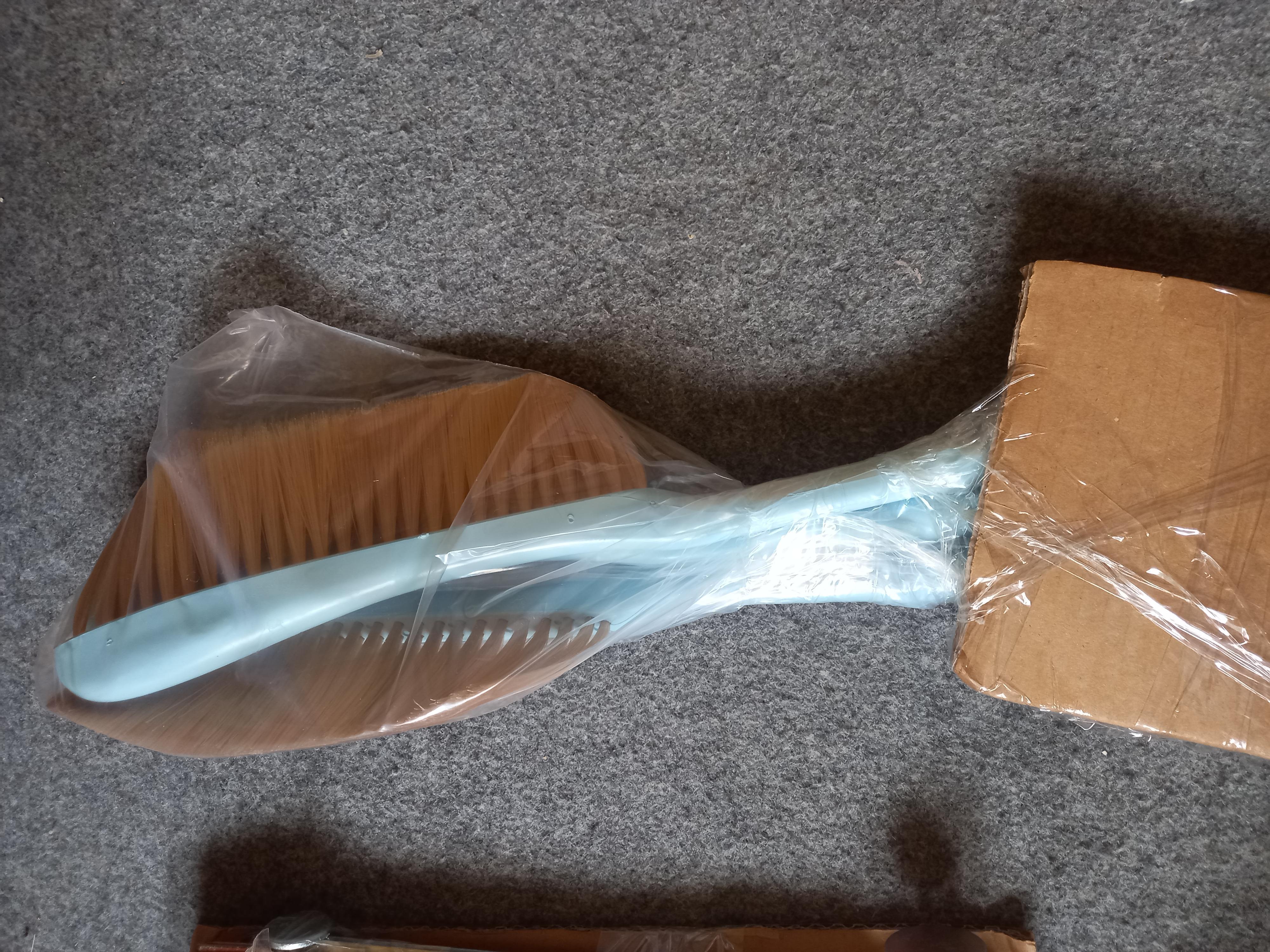 Multipurpose Soft stroke bee brush with a hive too end image