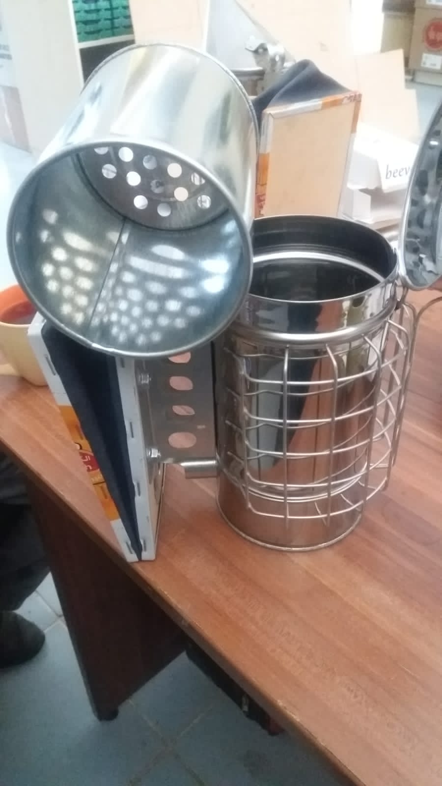 Removeable bucket super Mesh-shielded smoker image