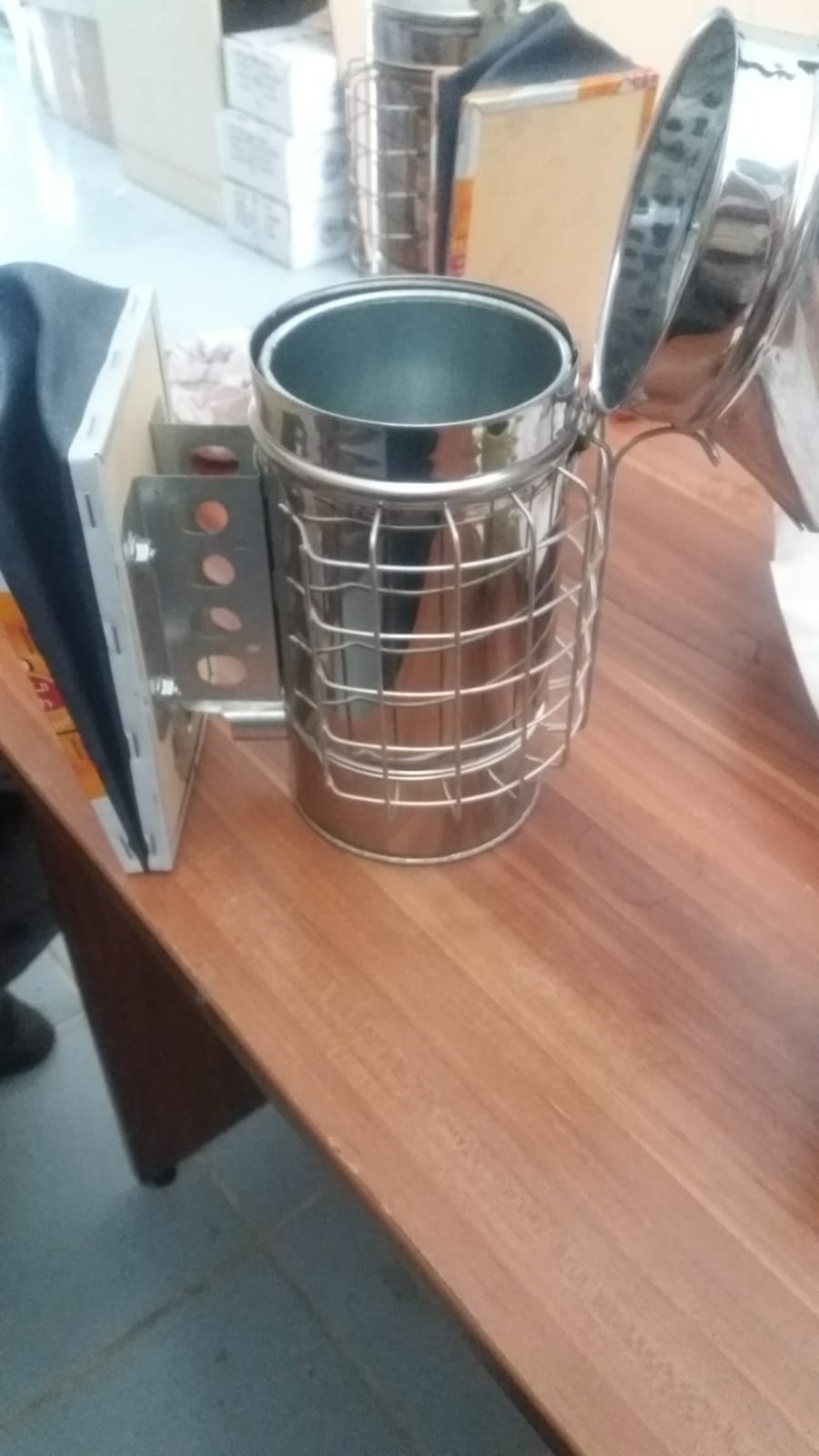 Removeable bucket super Mesh-shielded smoker image