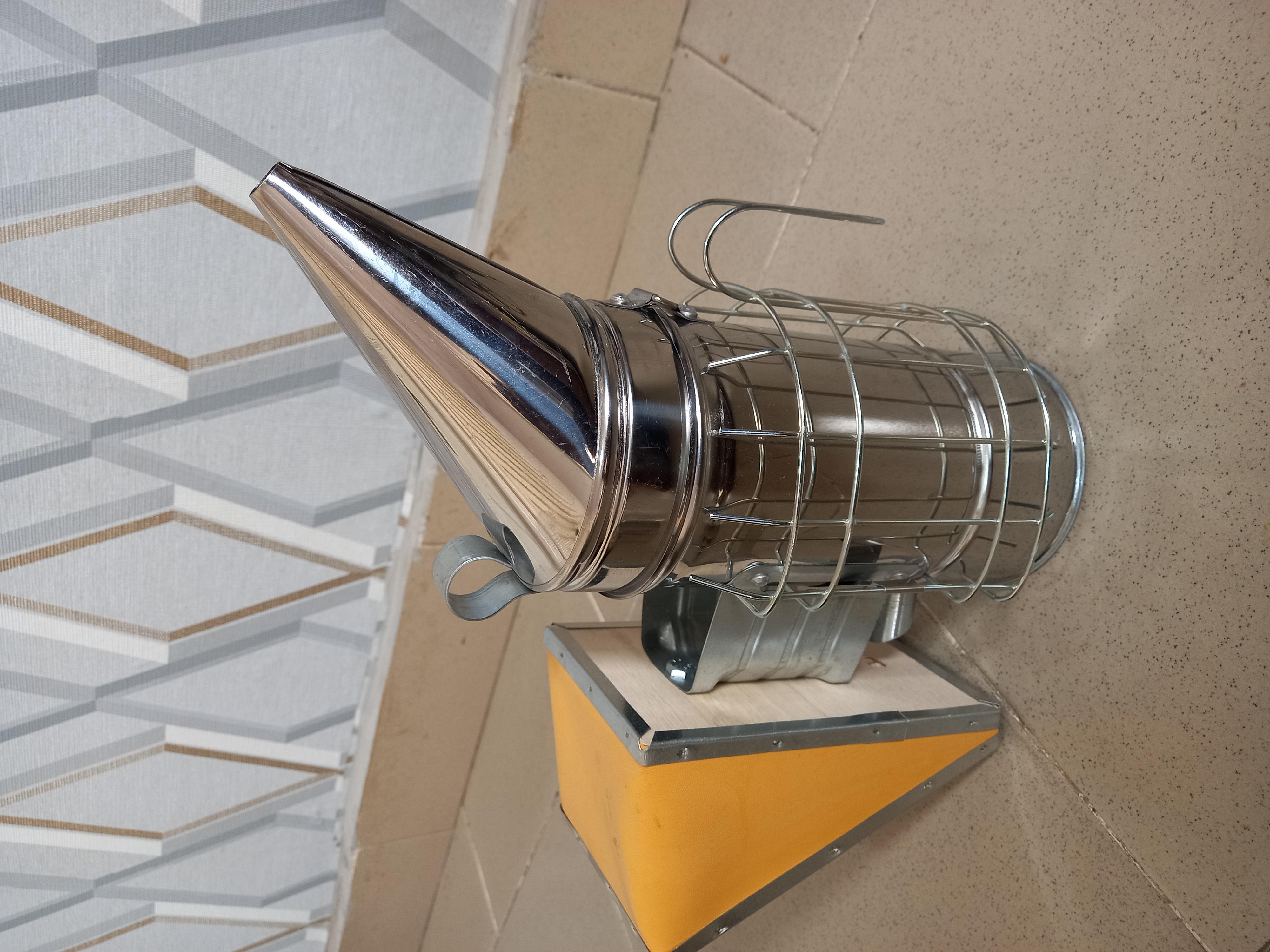 Mesh-shielded chrome smoker for beekeeping